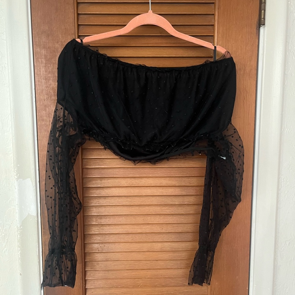 Off the shoulder blacktop, polkadot sleeves